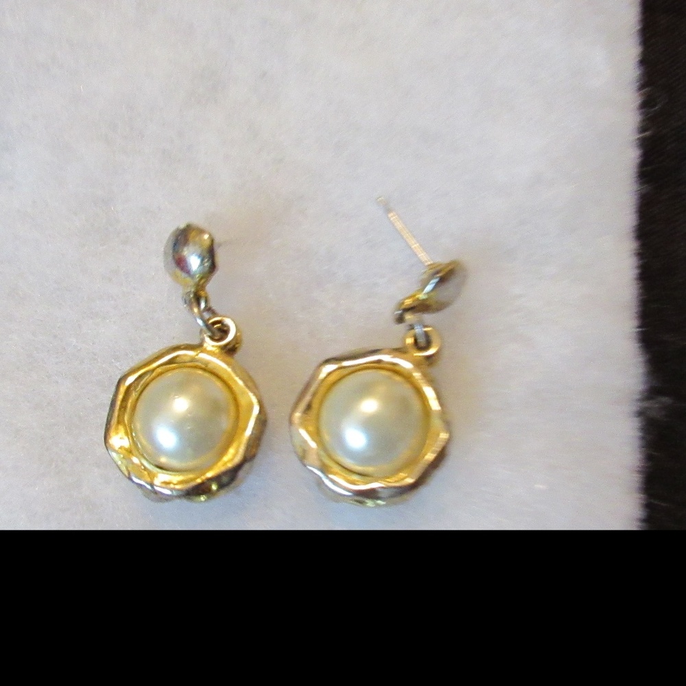 Earrings: gold & pearl by Karine Sultan